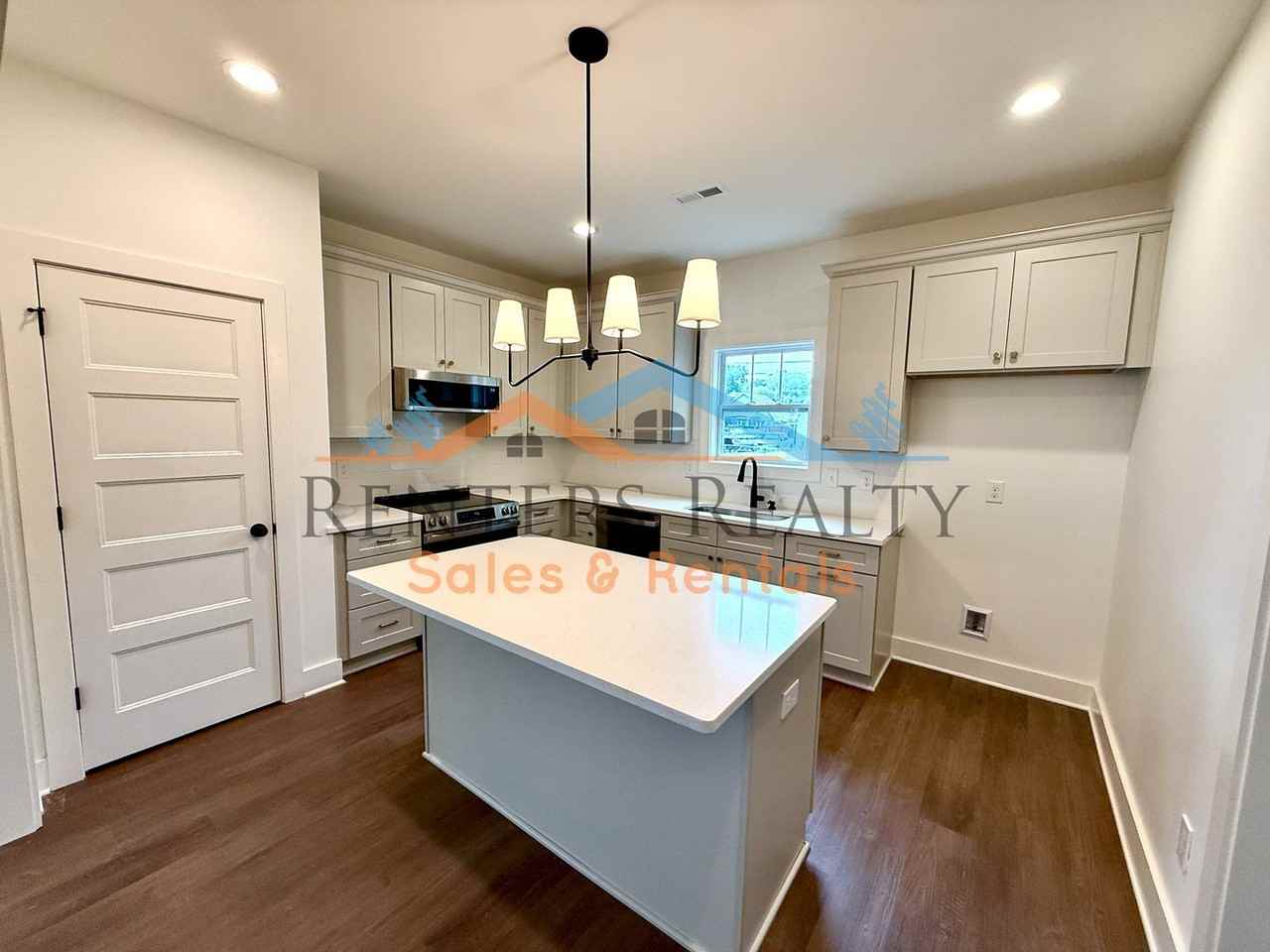 1012 Halsey Ave Ne - Photo 6 of 33