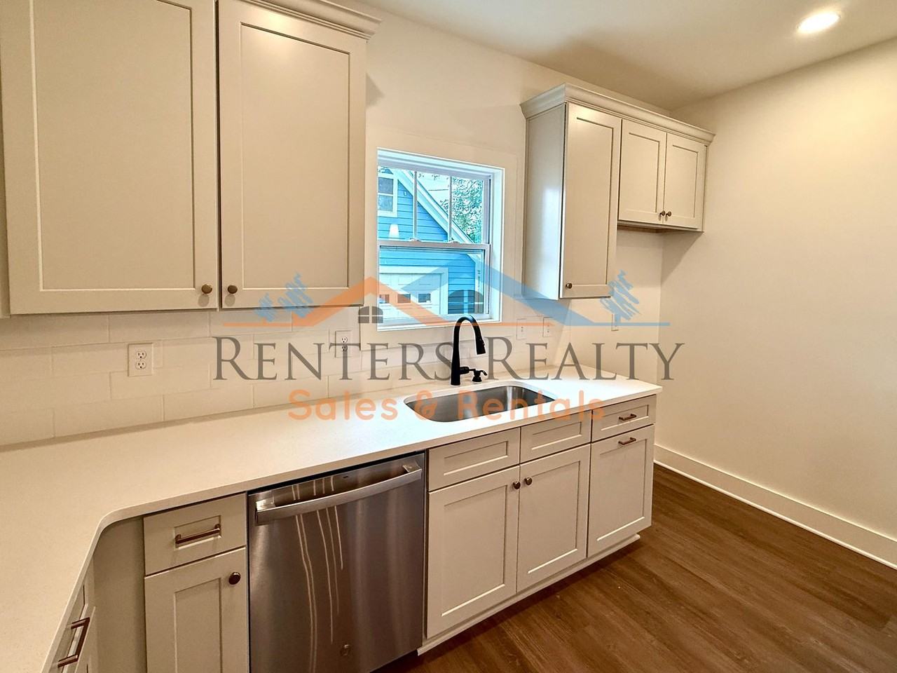 1012 Halsey Ave Ne - Photo 7 of 33