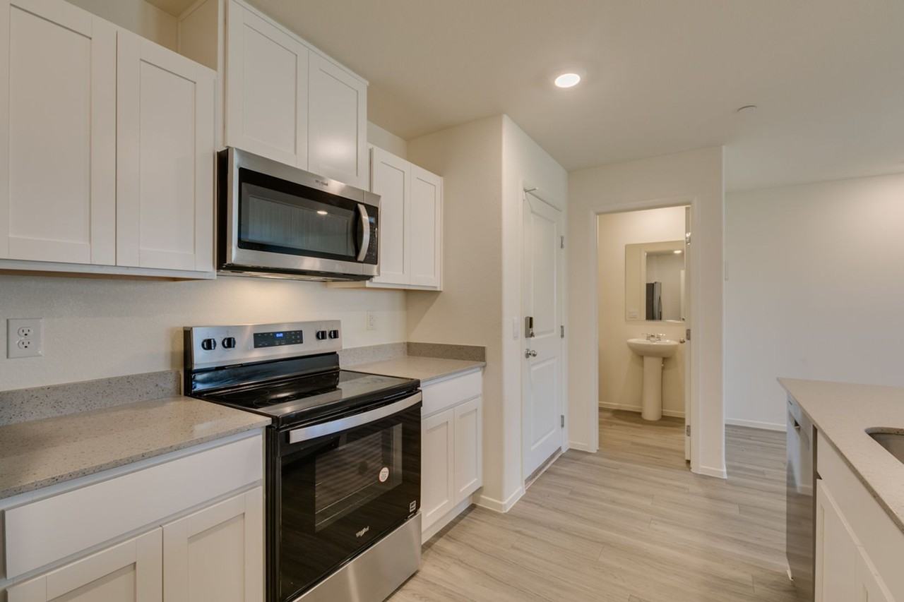 7375 Hayes Harbor Ct - Photo 4 of 41