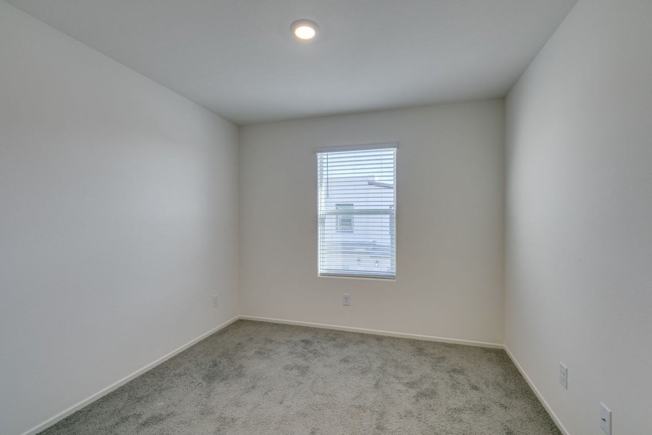 7375 Hayes Harbor Ct - Photo 7 of 41