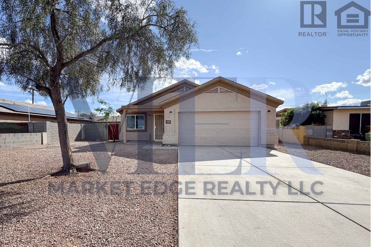 1939 E Raymond St - Photo 3 of 35