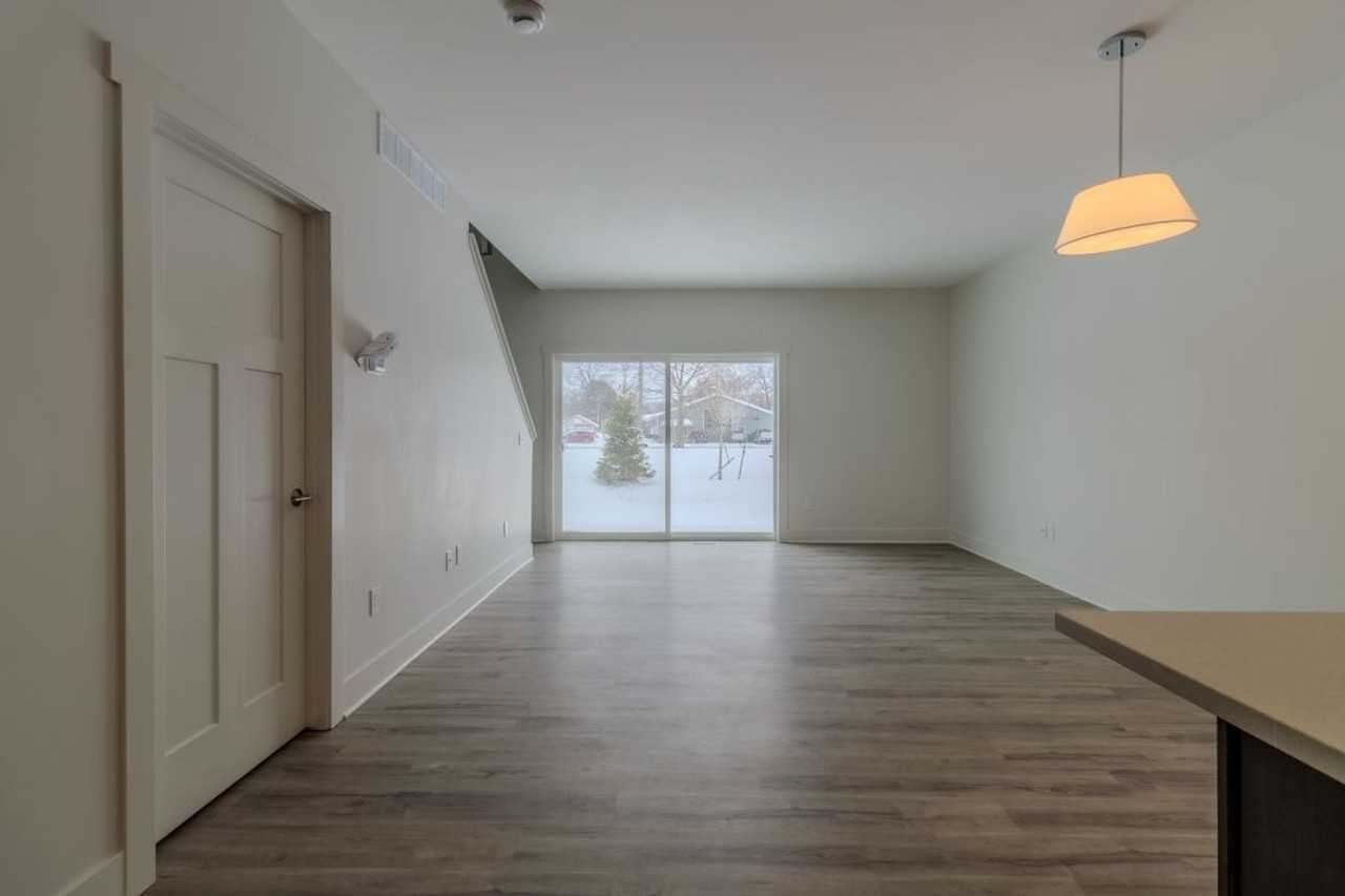 ZO- 1502 Simsbury St - Photo 2 of 44