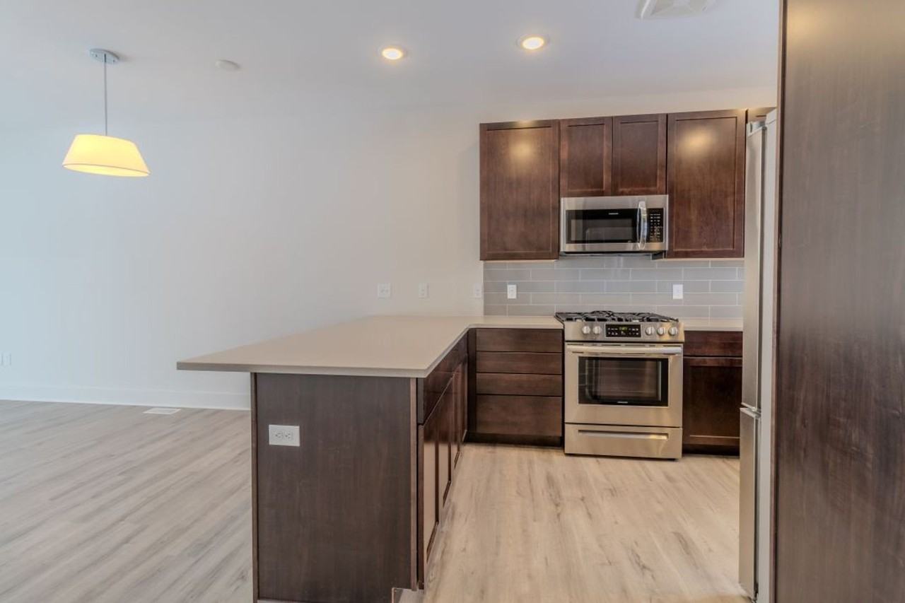 ZO- 1502 Simsbury St - Photo 4 of 44