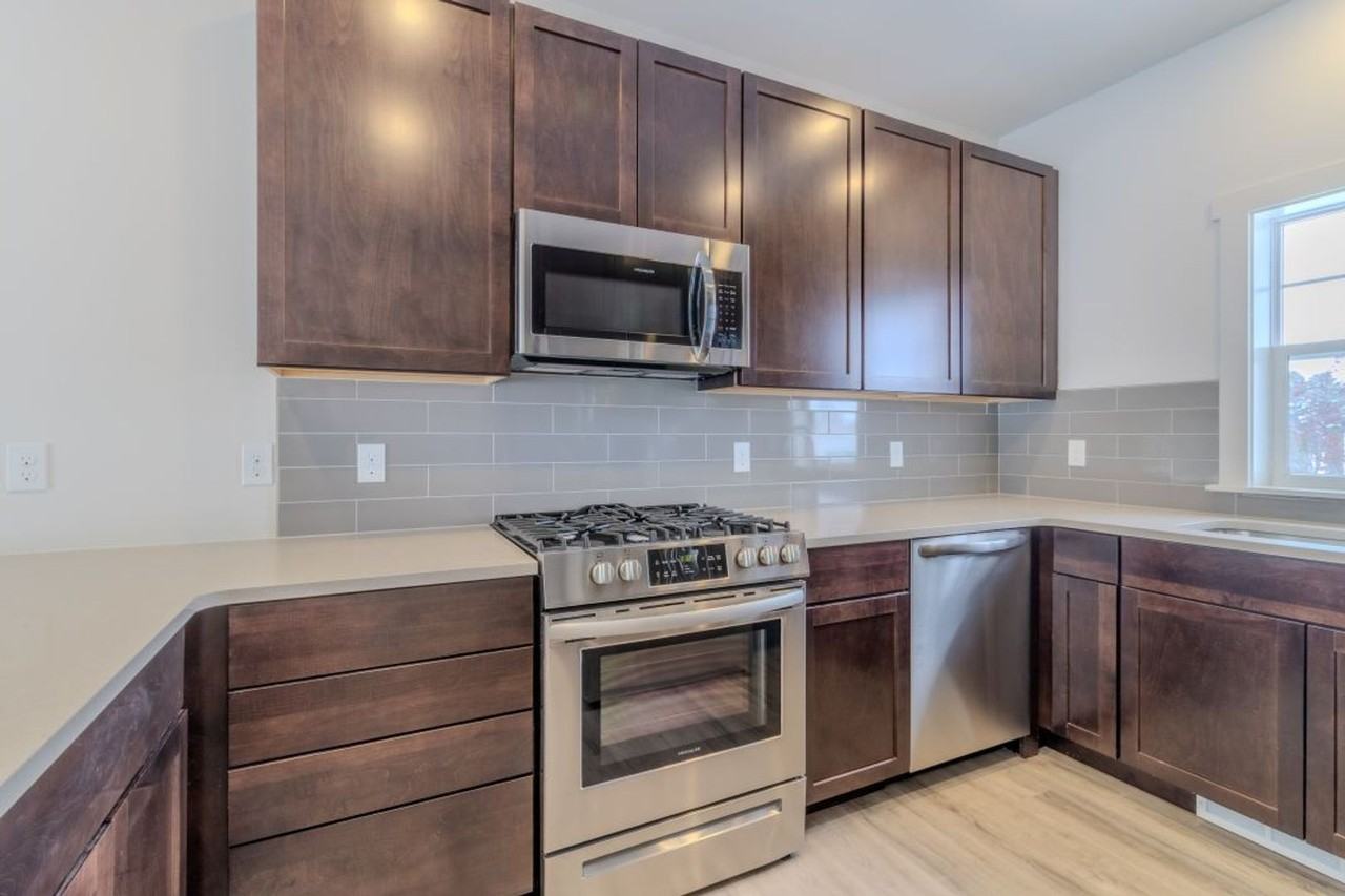 ZO- 1502 Simsbury St - Photo 5 of 44