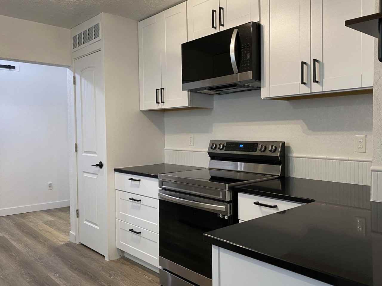 2220 E 12th St - Photo 4 of 25