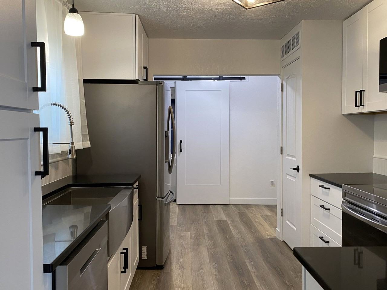 2220 E 12th St - Photo 5 of 25