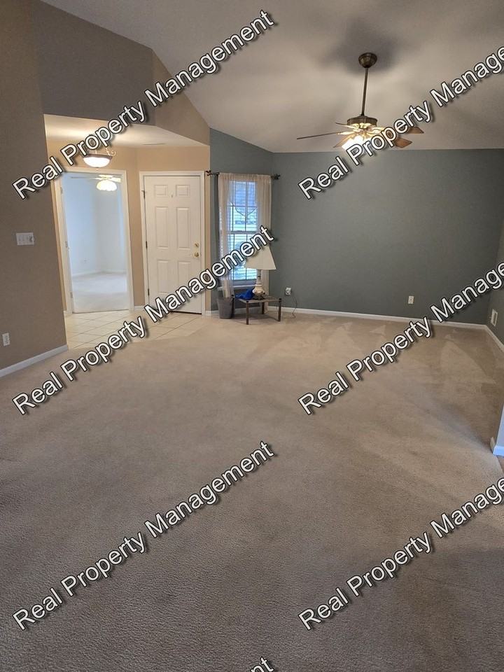 1077 Wildwood Ln - Photo 4 of 16