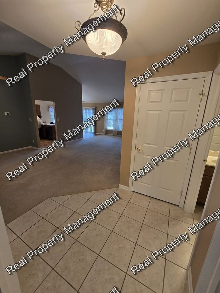 1077 Wildwood Ln - Photo 5 of 16