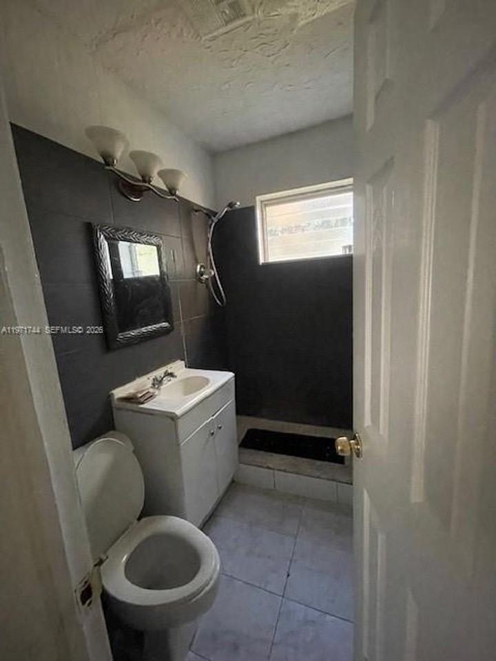 121 Ne 169th Ter - Photo 4 of 11