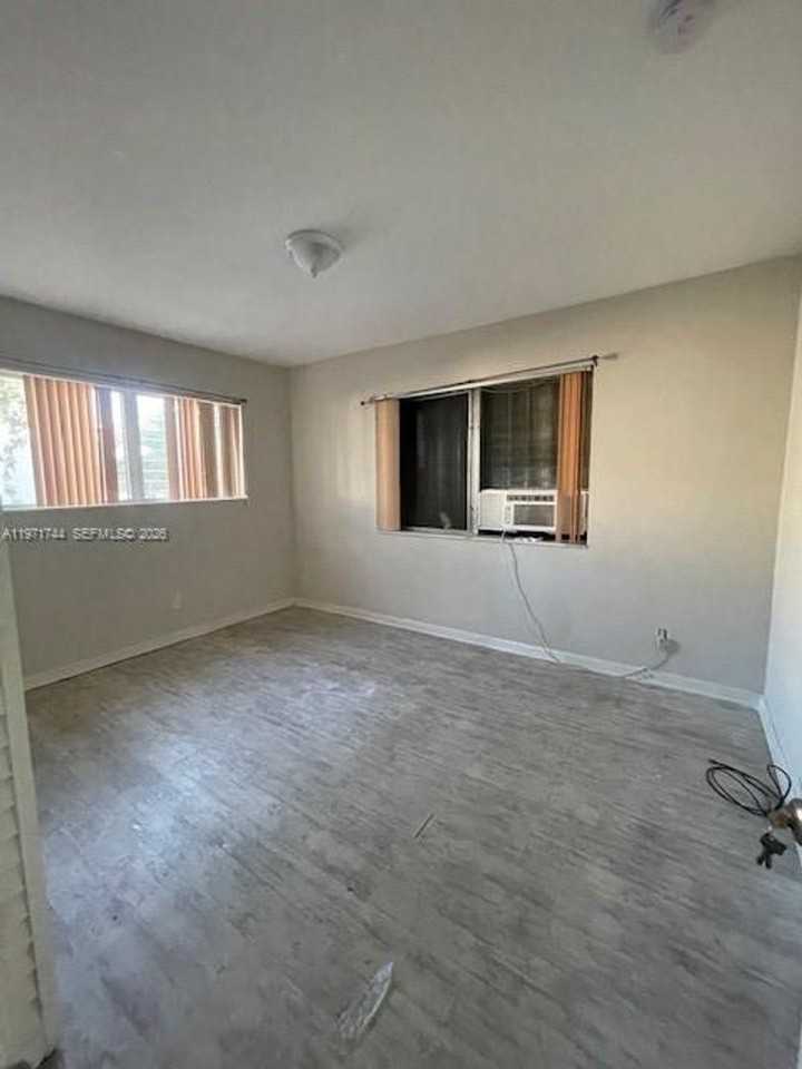121 Ne 169th Ter - Photo 5 of 11