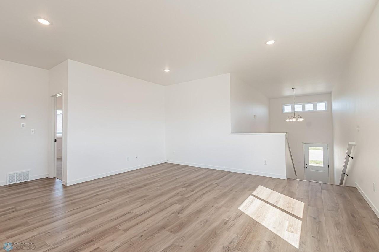 1504 6th Ave Ne - Photo 5 of 38