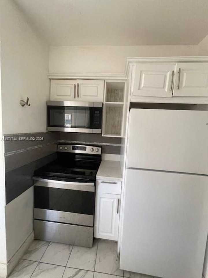 121 Ne 169th Ter - Photo 3 of 11