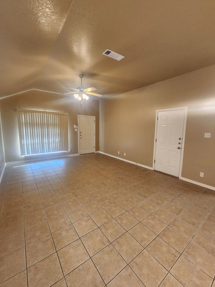 4805 Heather Ln Apt B - Photo 3 of 12