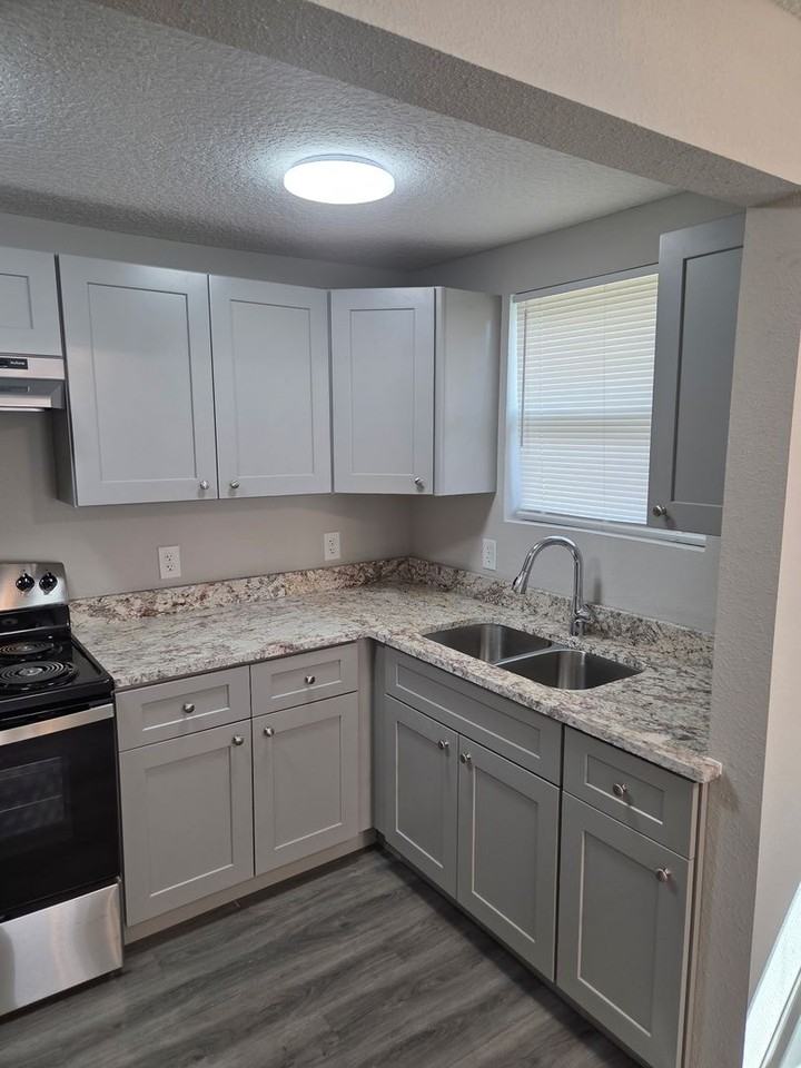 103 Bowlan St N - Photo 3 of 15