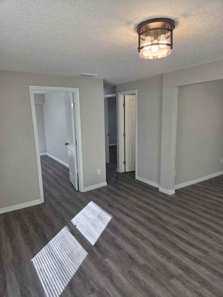 103 Bowlan St N - Photo 5 of 15