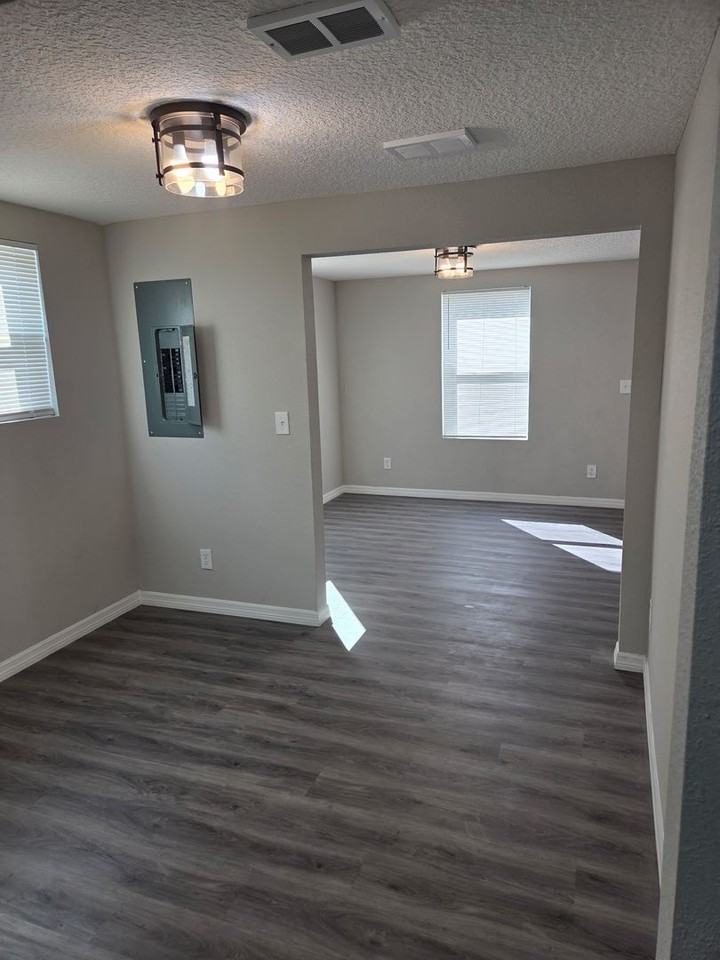 103 Bowlan St N - Photo 6 of 15