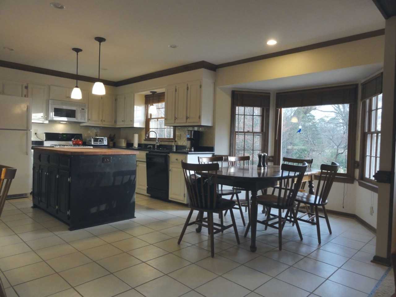 5135 Lake Shores Rd - Photo 2 of 11