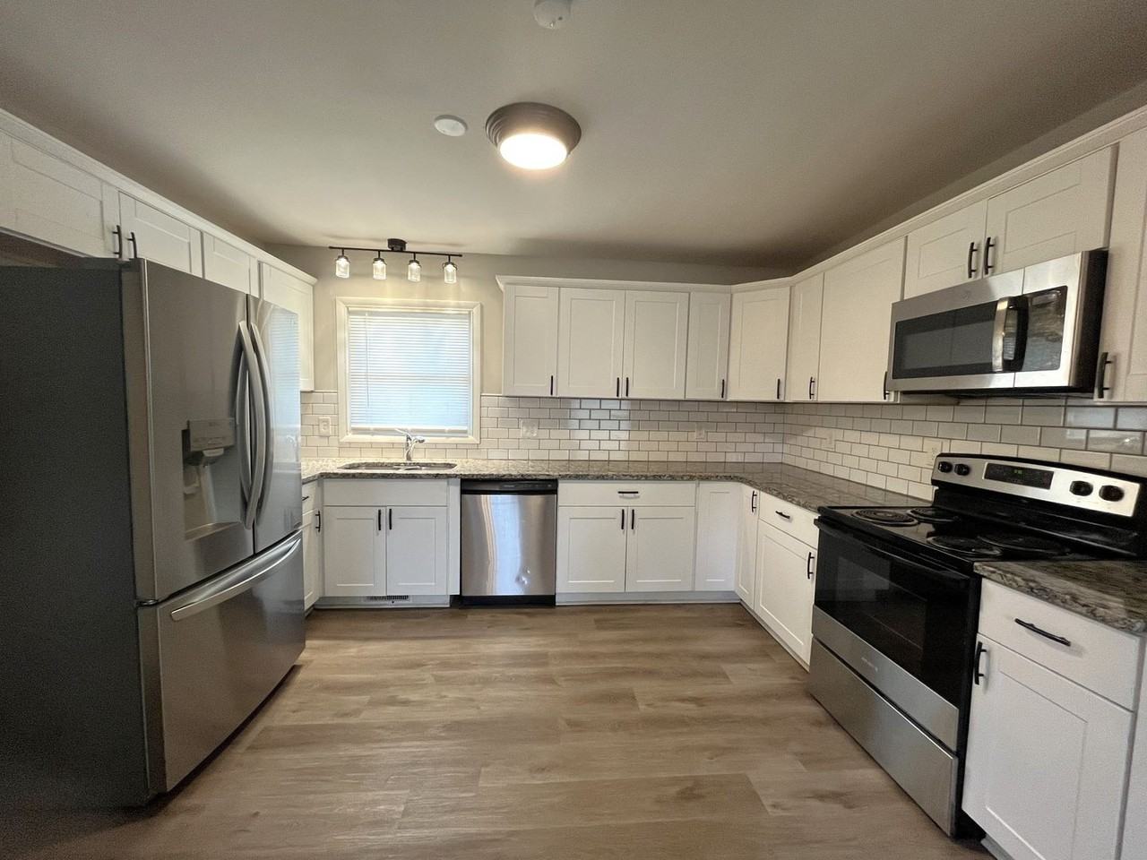 319 Margo Ln - Photo 4 of 11