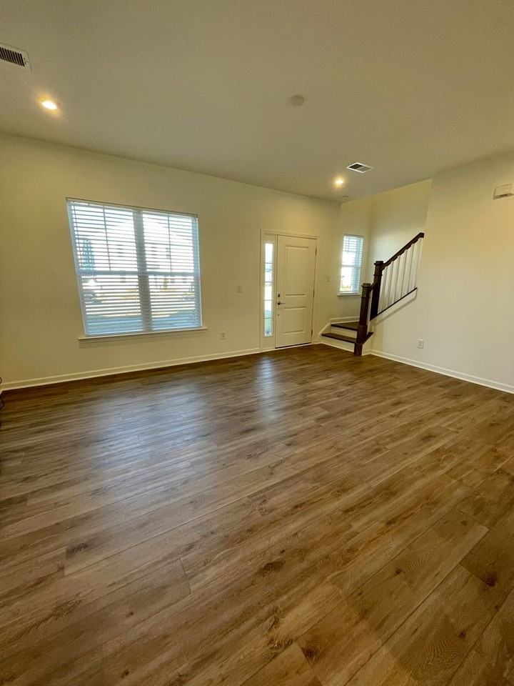 16224 Leading St - Photo 3 of 21