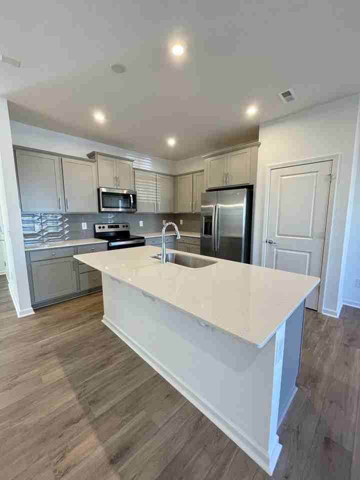 16224 Leading St - Photo 4 of 21