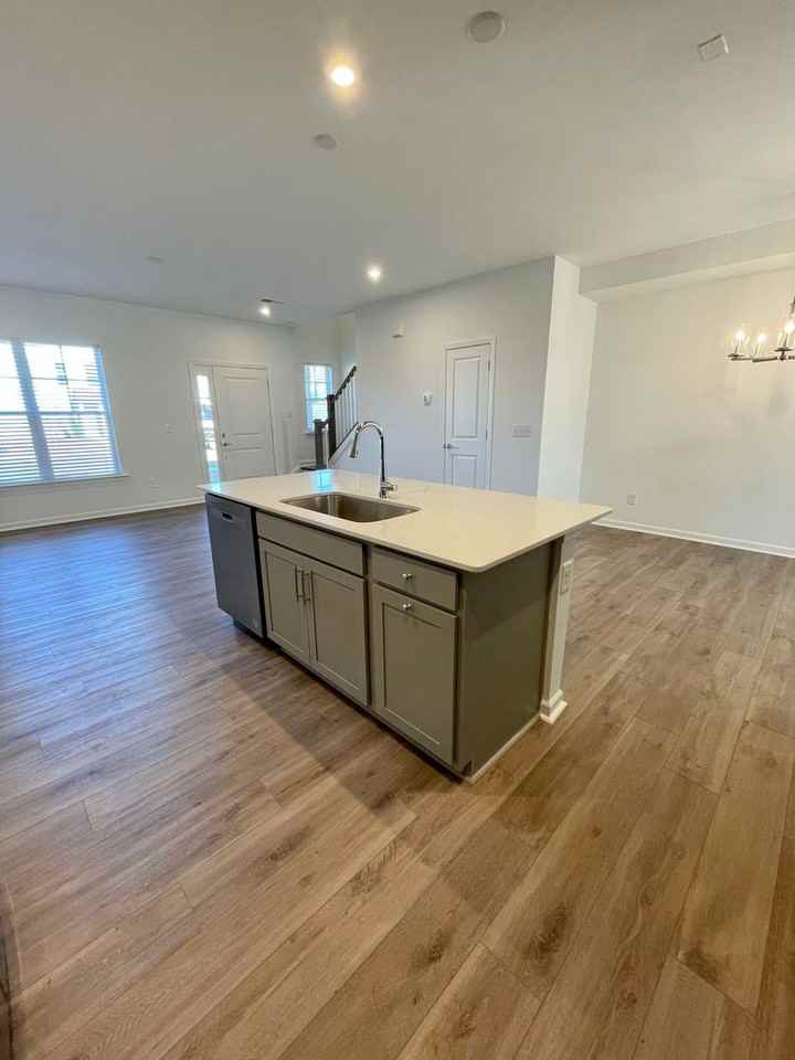 16224 Leading St - Photo 5 of 21