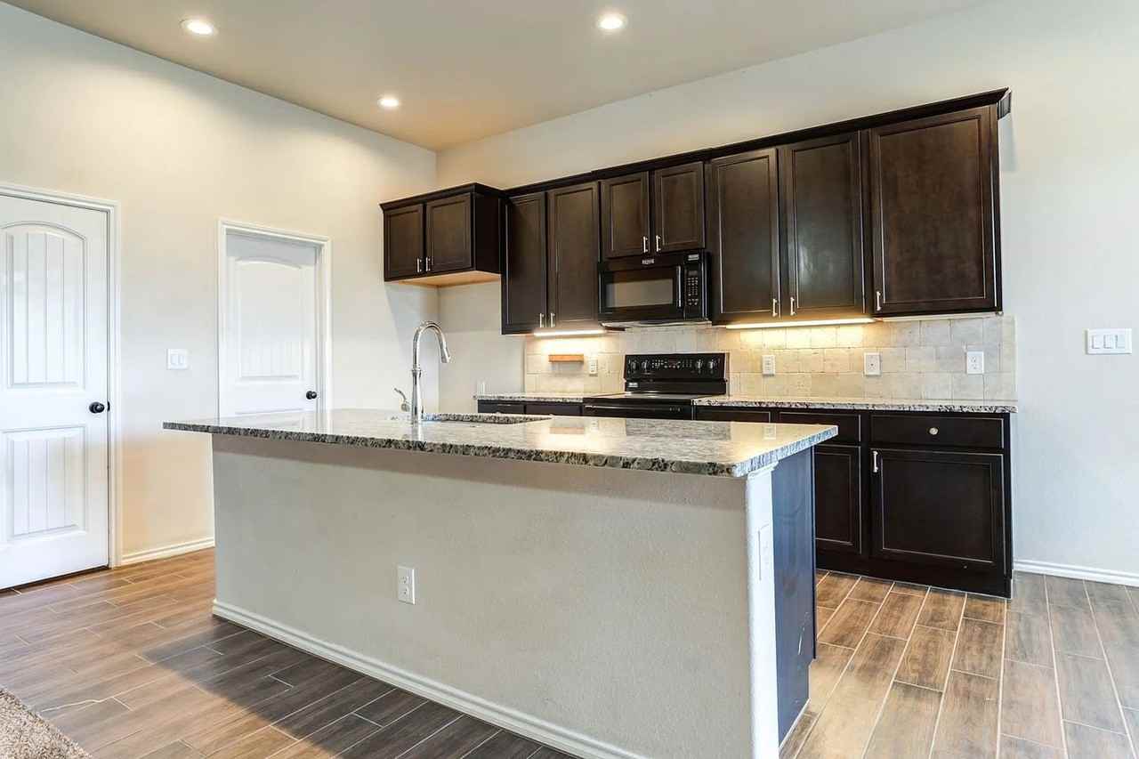 13813 Uvalde Ave - Photo 2 of 23
