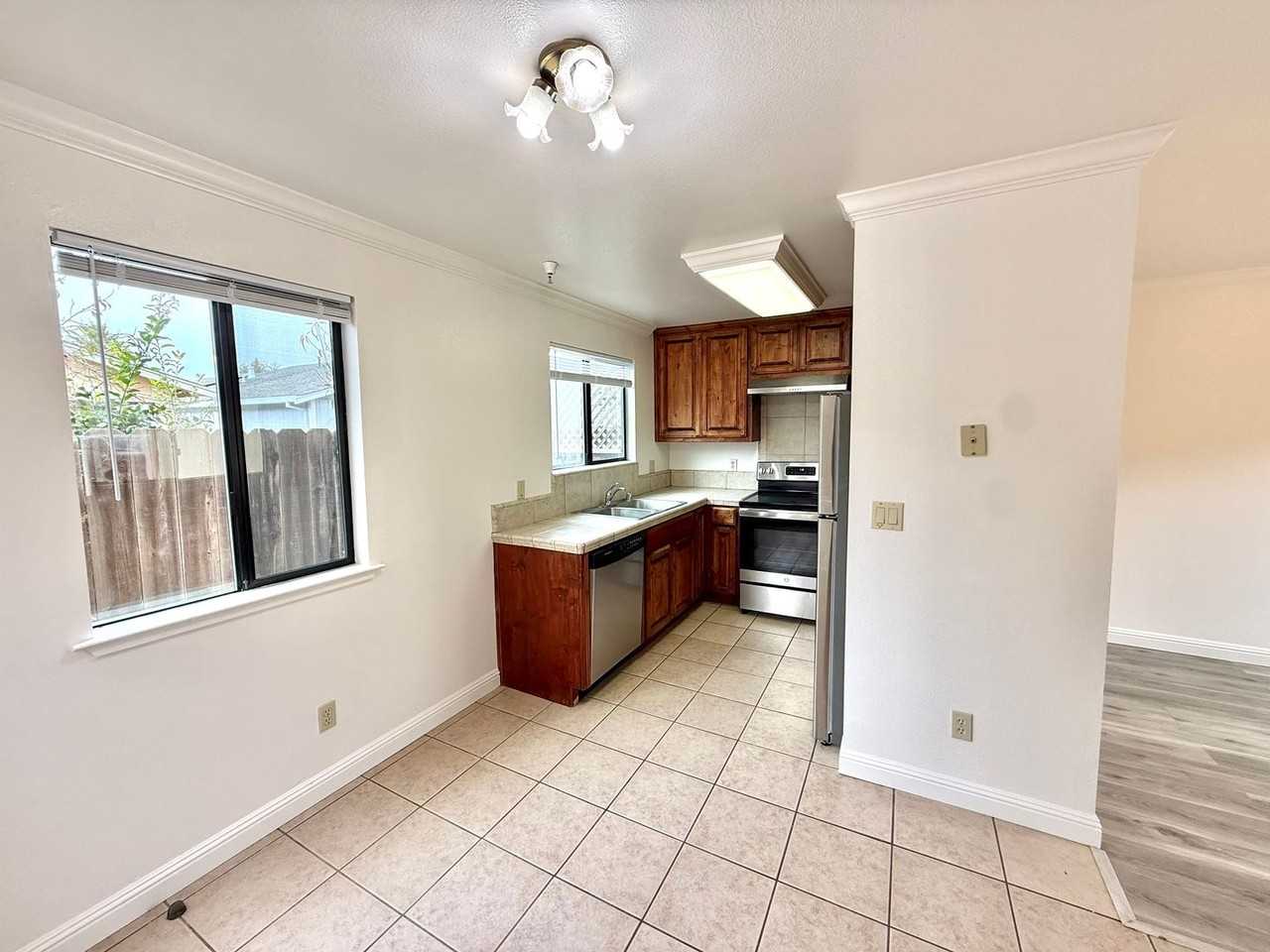 809 Willow St - Photo 4 of 12