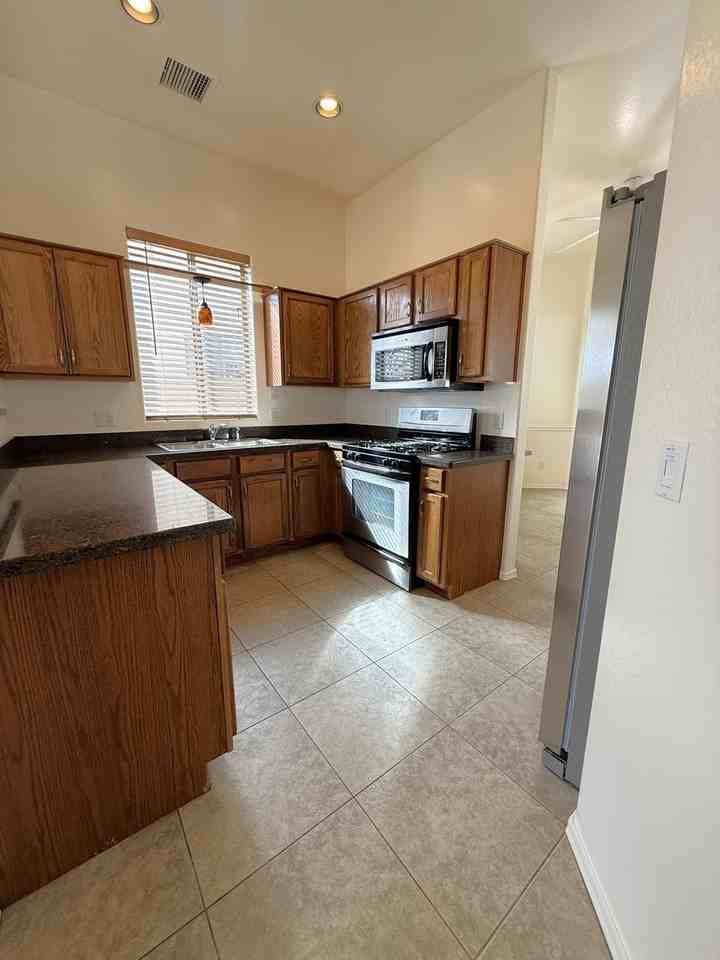 4891 N Wycliffe Dr - Photo 7 of 28