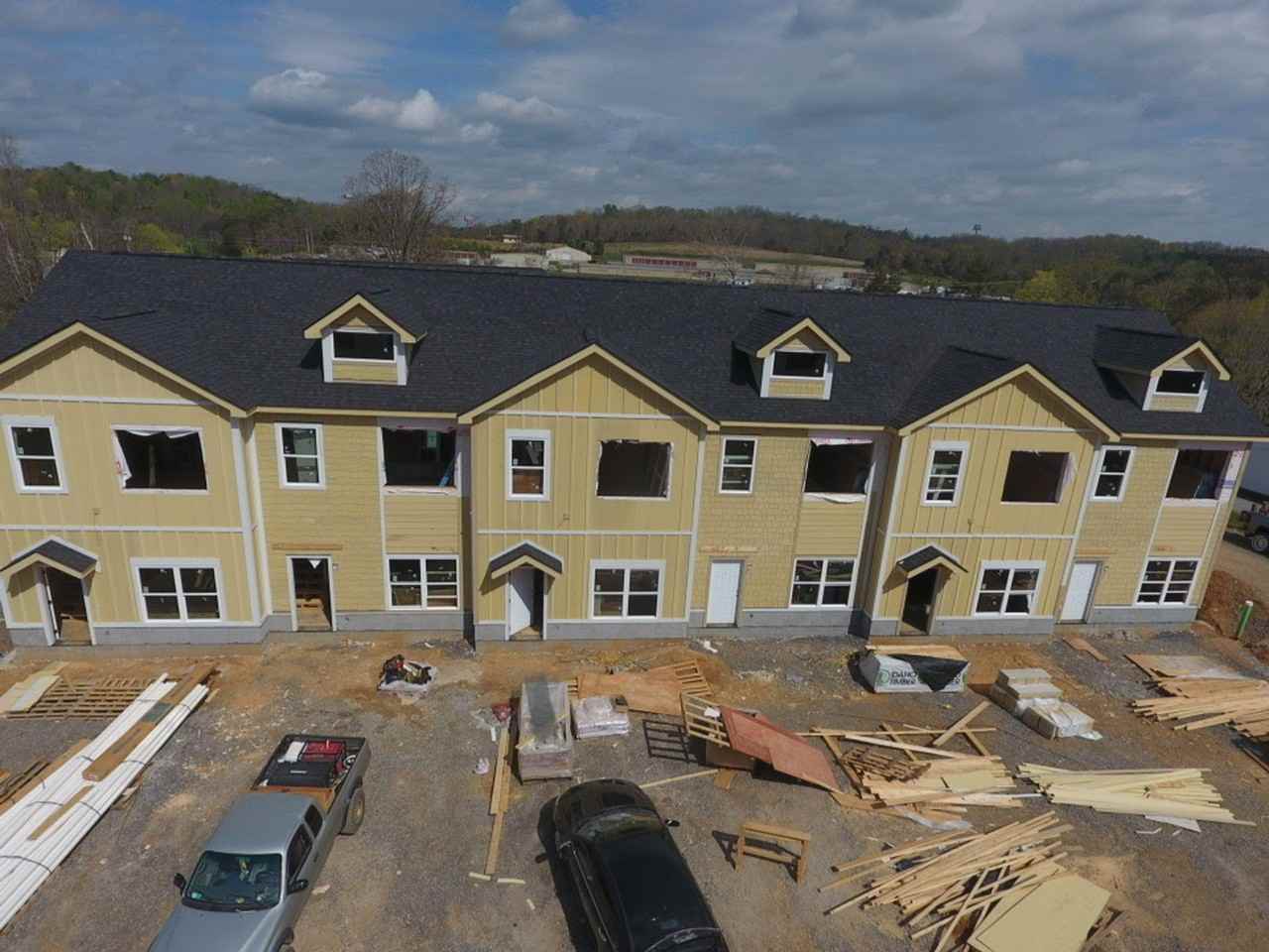 Brand New 2 Bedroom 1.5 Apartment - Photo 3 of 6