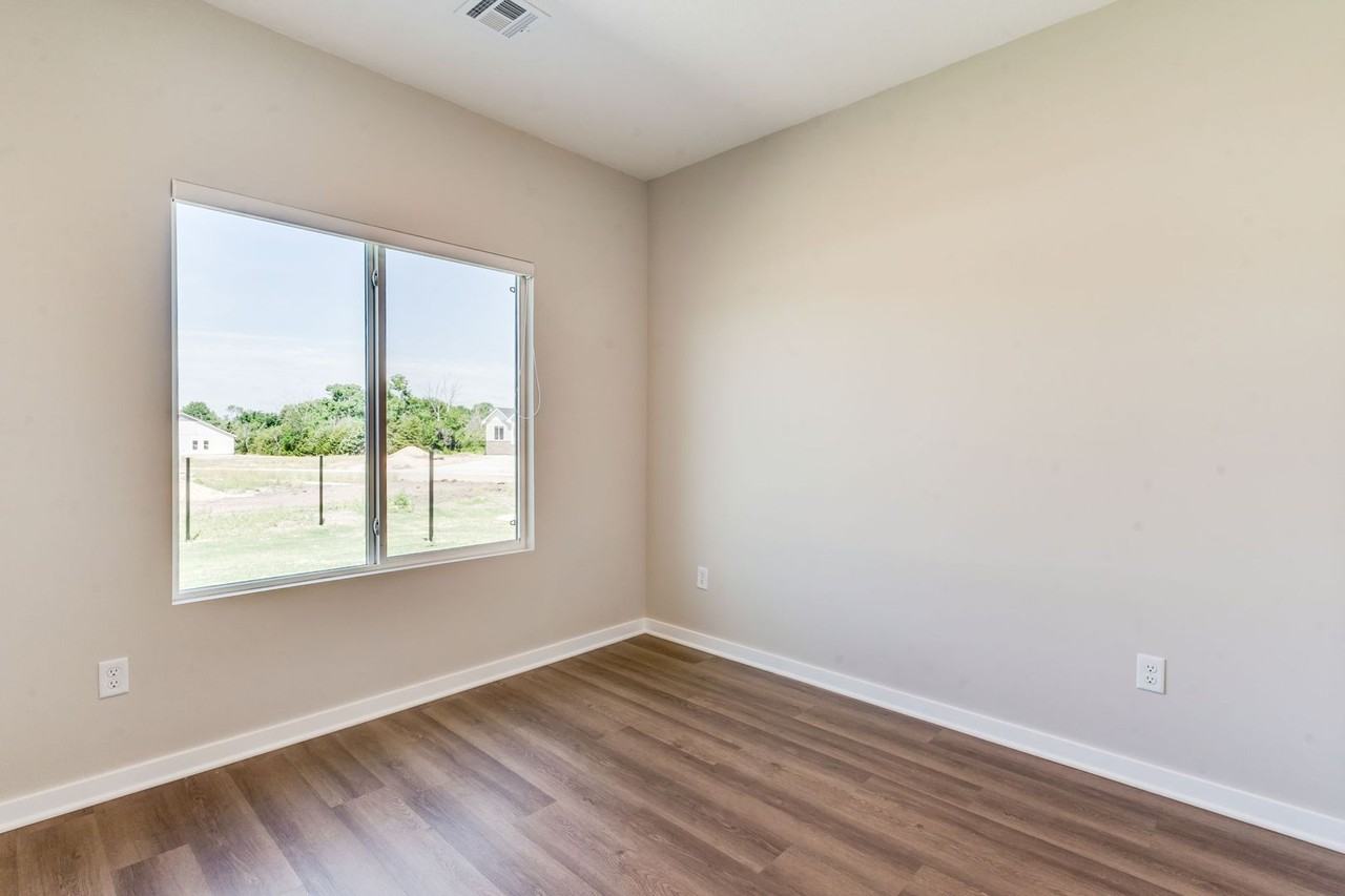 805 S Blaine St - Photo 7 of 11