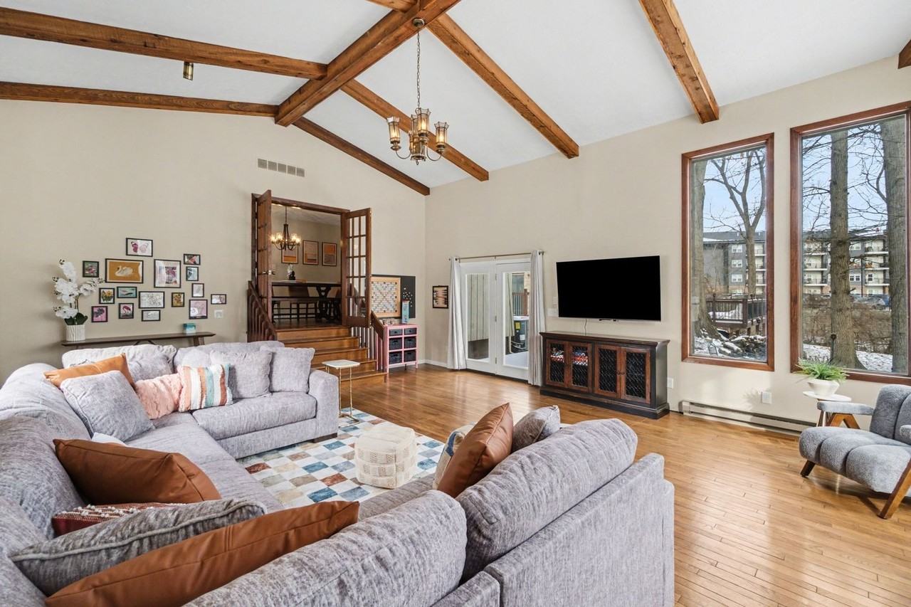 4289 Pinetree Ln - Photo 5 of 39