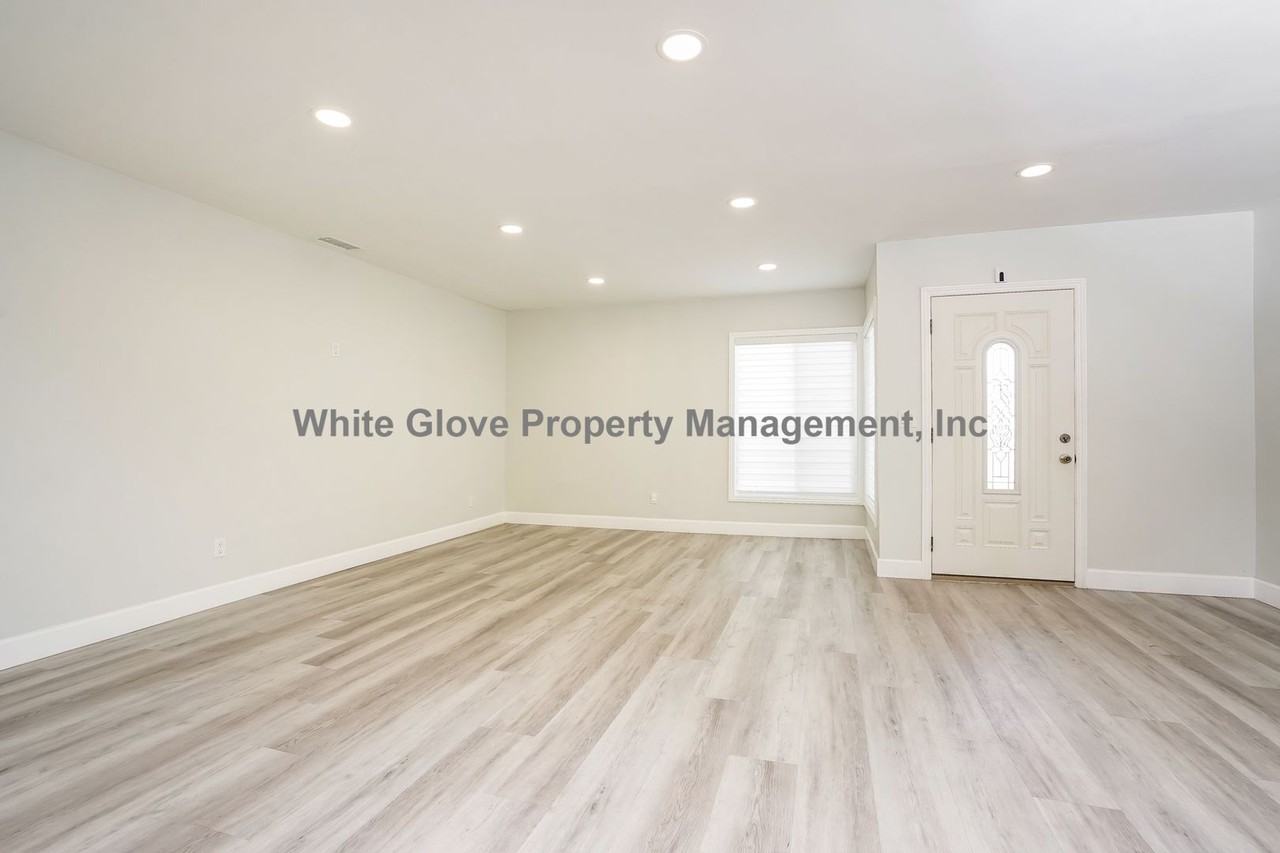 330 W Knepp Ave - Photo 4 of 17