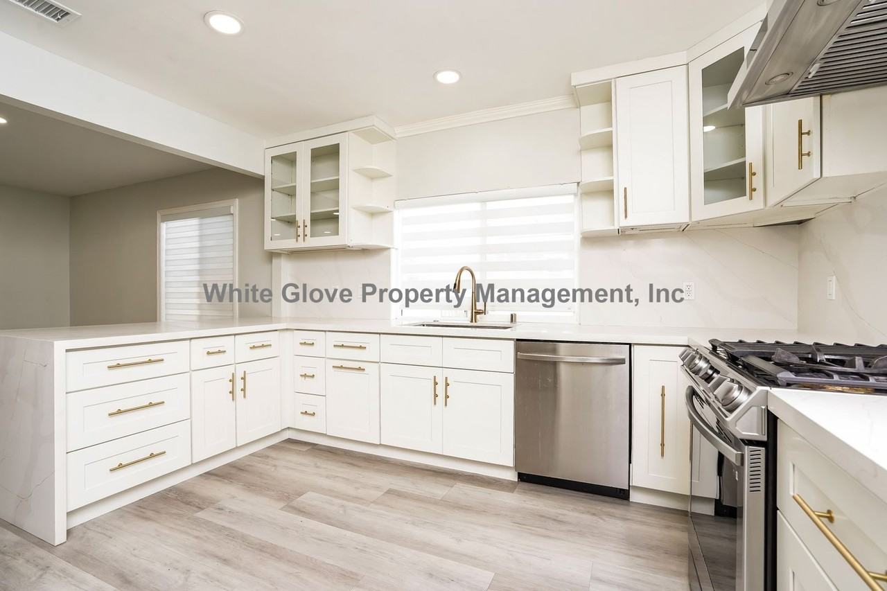 330 W Knepp Ave - Photo 7 of 17