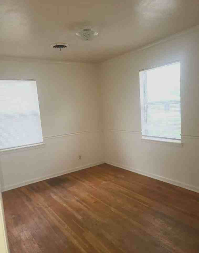 1306 Duvall Dr - Photo 3 of 11
