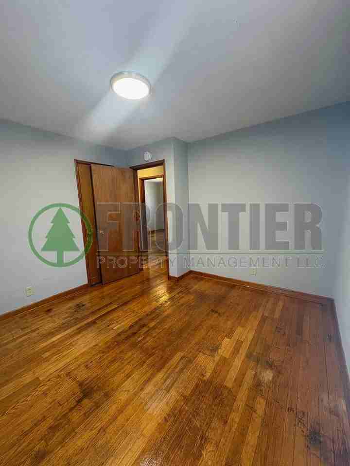 532 Ames Pl - Photo 4 of 16