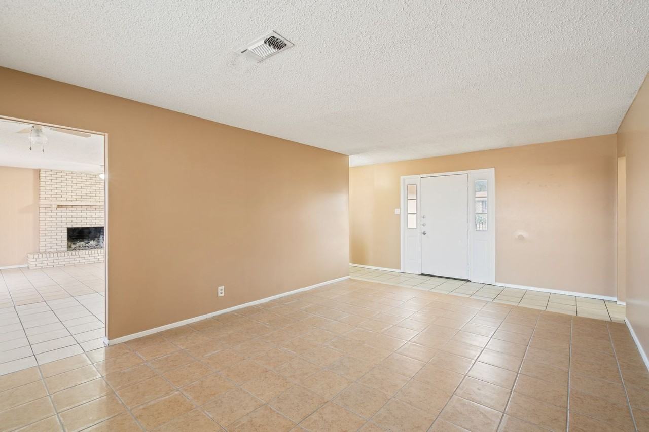 219 Elizabeth Dr - Photo 2 of 21