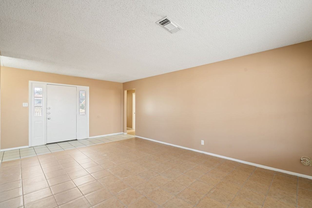 219 Elizabeth Dr - Photo 3 of 21