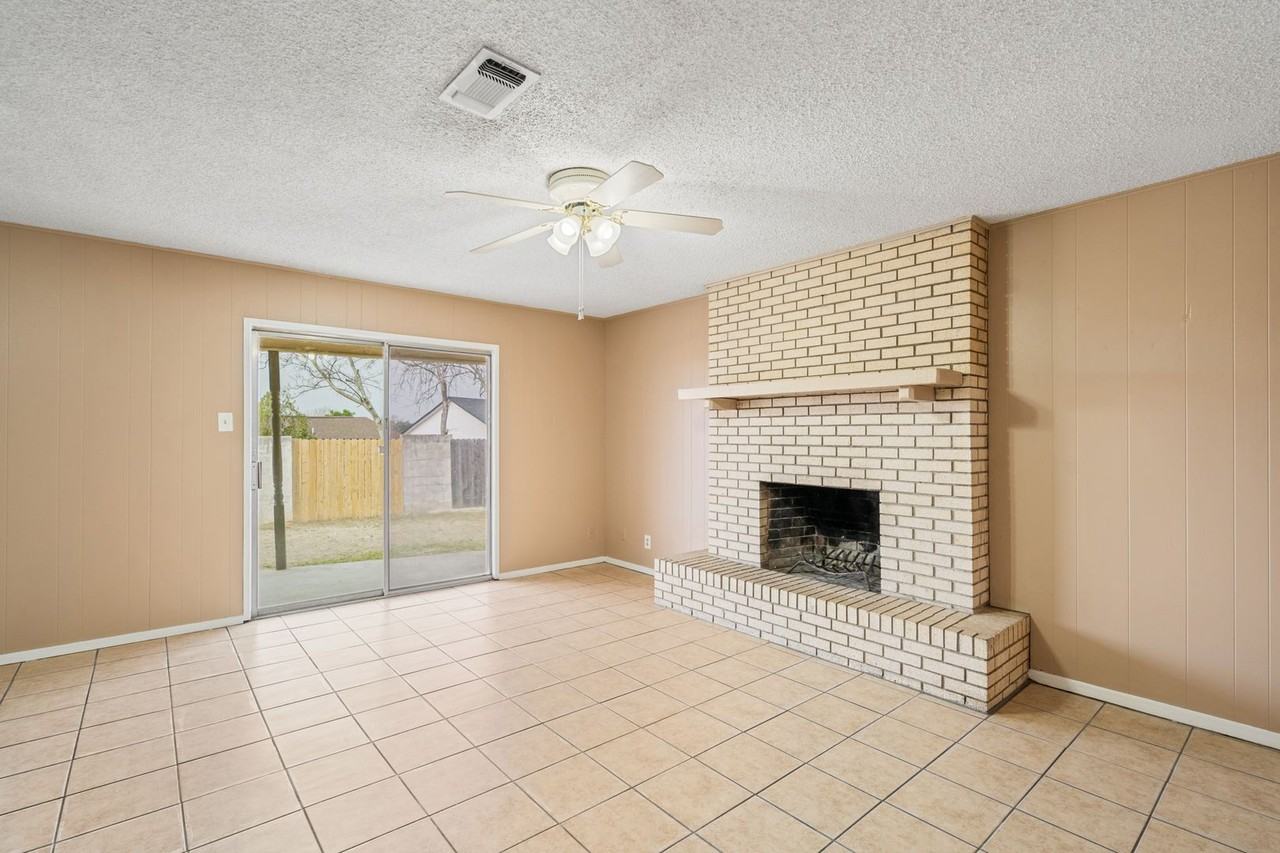 219 Elizabeth Dr - Photo 4 of 21