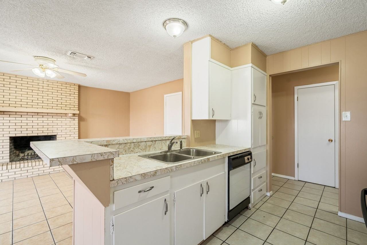 219 Elizabeth Dr - Photo 7 of 21