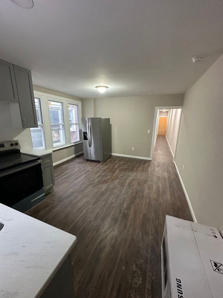 6109 W Jefferson St - Photo 2 of 11