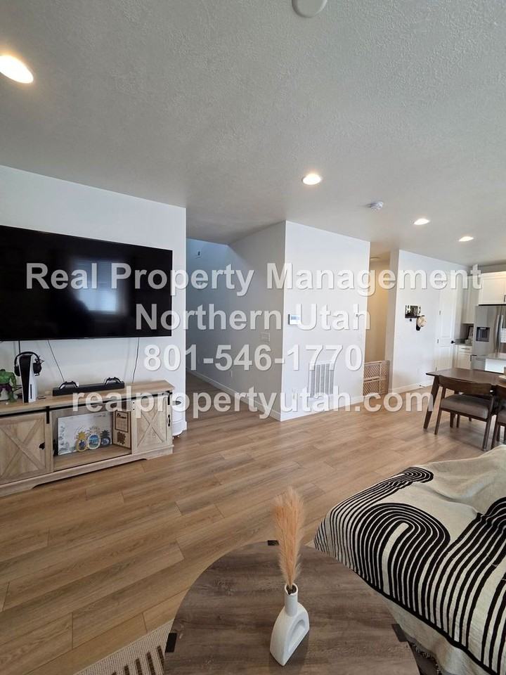 2997 S 2600 W - Photo 4 of 29