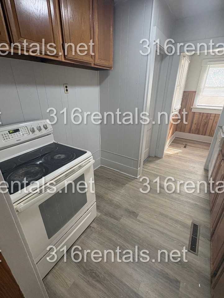 905 E 8th St - Photo 3 of 7