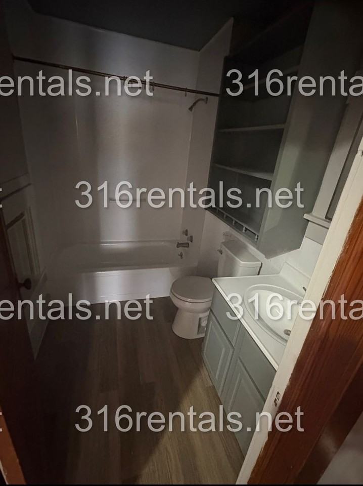 905 E 8th St - Photo 4 of 7