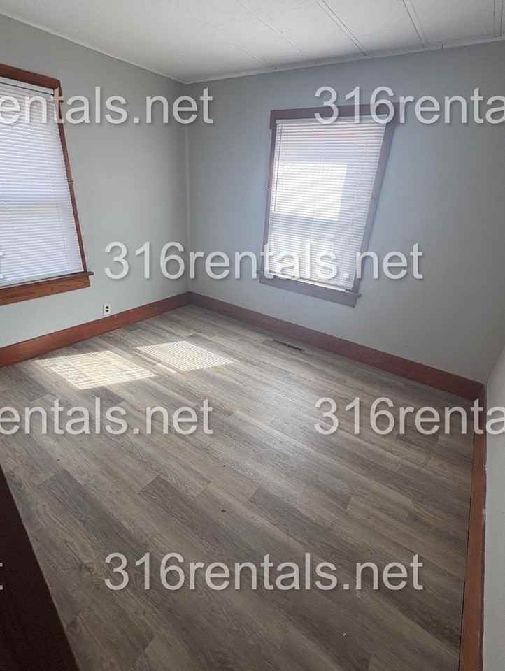 905 E 8th St - Photo 5 of 7