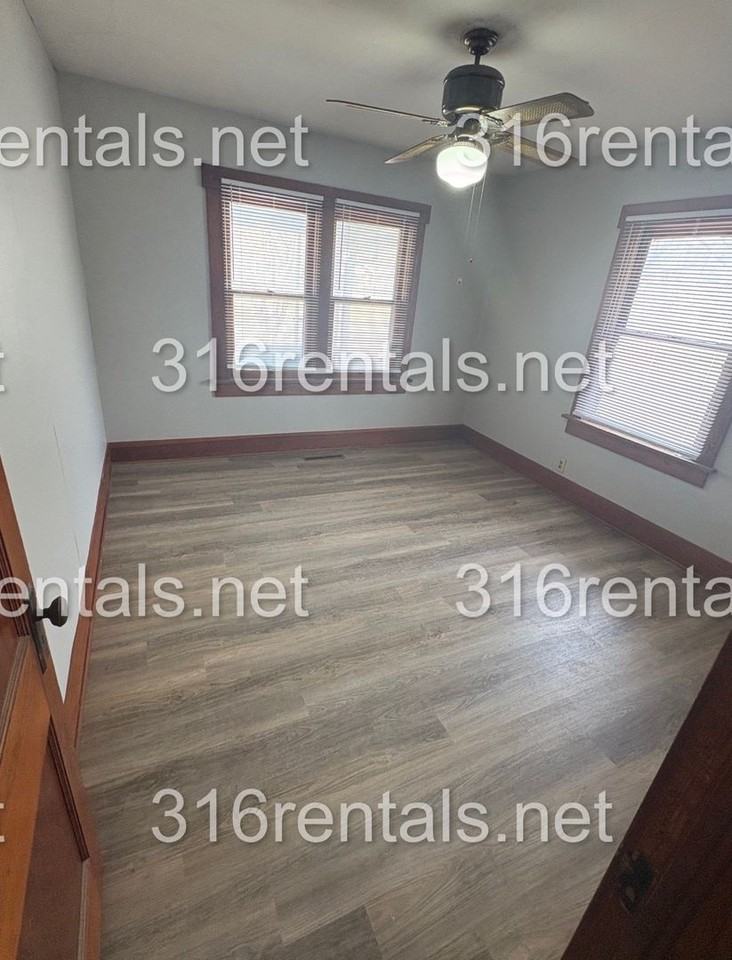 905 E 8th St - Photo 6 of 7