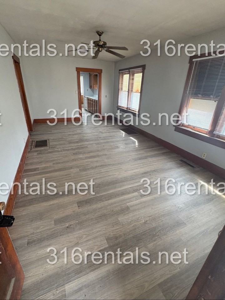 905 E 8th St - Photo 7 of 7