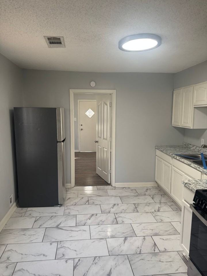 2067 Hubert Ave - Photo 3 of 9