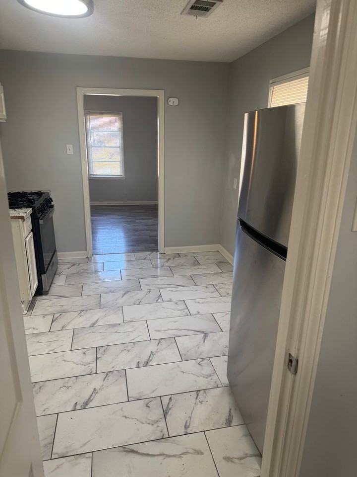 2067 Hubert Ave - Photo 5 of 9