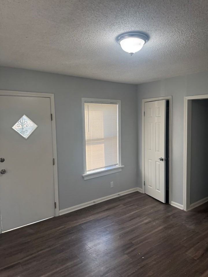 2067 Hubert Ave - Photo 6 of 9