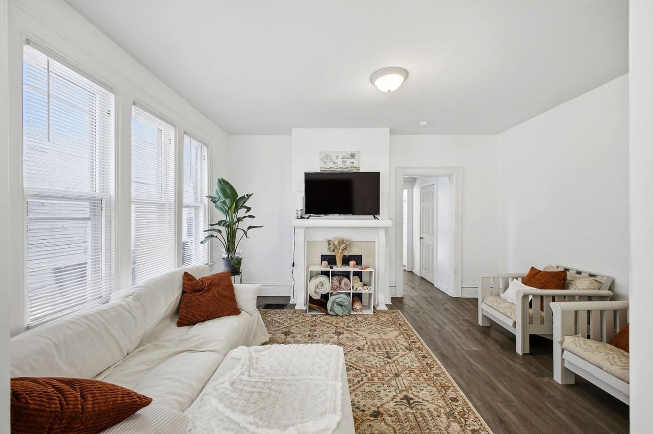 2209-2211 Summit St - Photo 5 of 13